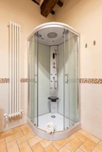 una doccia con cabina in vetro in bagno di PienzaLettings "Casa Olivieri" a Pienza