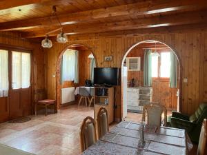 a living room with an archway in a house at Lellei Pihenőház Balatonlelle in Balatonlelle