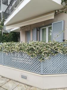 een raamkozijn met bloemen op een huis bij Sti Chora Apartments in Lefkada