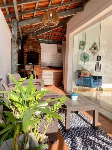 Casa lazer completo 200m da praia في برايا جراندي: غرفة معيشة مع طاولة وبعض النباتات