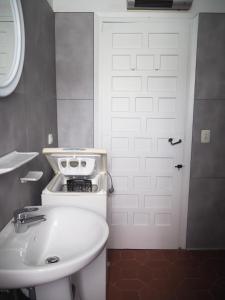貝尼薩的住宿－Finca El León，一间带白色水槽和白色门的浴室