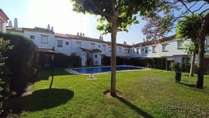 Bazén v ubytovaní Villa Mar de Las Redes alebo v jeho blízkosti