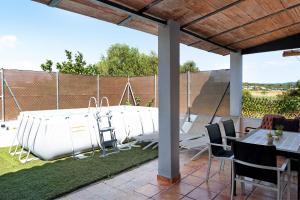 d'une terrasse avec une table, des chaises et une clôture. dans l'établissement Los Olivos, à Barbate