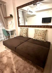 เตียงในห้องที่ Lengs Place 2 - Studio Unit with Balcony at Inspiria Condo