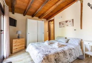 ein Schlafzimmer mit einem Bett und einer Holzdecke in der Unterkunft Villa Gorna in Trecastagni