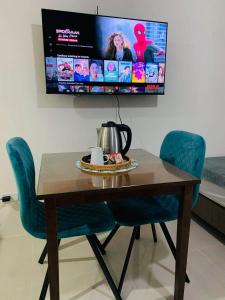 TV a/nebo společenská místnost v ubytování Lengs Place 2 - Studio with Balcony at Inspiria Condo, Beside Abreeza Mall