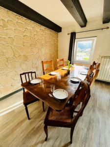 Walscheid的住宿－Léonie，餐桌、椅子和石墙