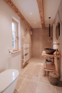 Et badeværelse på Lovely Cottage in a mountain wilderness of the National Park