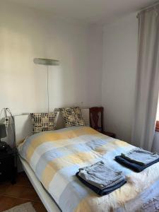 1 dormitorio con 1 cama con toallas en HP Eco Farm, en Peñarroya-Pueblonuevo