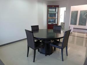 una mesa de comedor negra y sillas en una habitación en HOTEL BLUE MOON, en Nellore