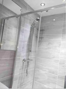 y baño con ducha y puerta de cristal. en Studio Rooms Ensuite Newbury Park London en Seven Kings