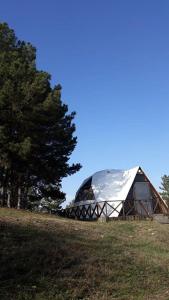 ein großes Zelt auf einem Feld in der Unterkunft Aprelategh-Ապրելատեղ in Noyemberyan