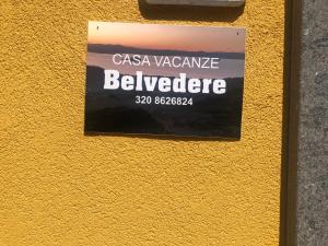 ein Schild an einer Wand, das Csa-Versicherungs-Bienenstock liest in der Unterkunft Belvedere in Montefiascone