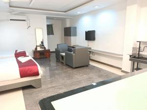 Habitación con cama y TV. en HOTEL BLUE MOON, en Nellore