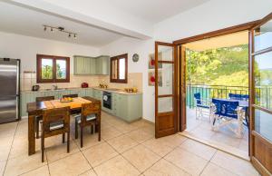 eine Küche mit einem Tisch und einem Esszimmer in der Unterkunft Rhodia Beach Villa in Stavros