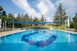 Bazén v ubytování Hacienda Forest View Hotel nebo v jeho okolí