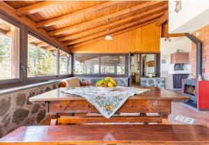トレカスターニにあるVilla Gornaのダイニングルーム(果物を入れたテーブル付)