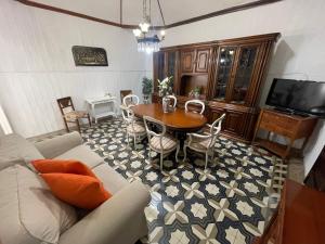 salon z kanapą, stołem i krzesłami w obiekcie La Placeta, en Los Llanos w mieście Los Llanos de Aridane