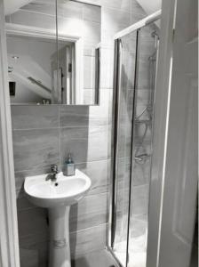 y baño con lavabo y ducha. en Studio Rooms Ensuite Newbury Park London en Seven Kings