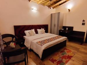 A bed or beds in a room at Aranya Mukteshwar