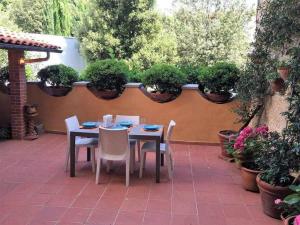 A garden outside Santa croce elegant with garage