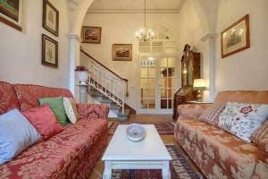A seating area at Santa croce elegant with garage