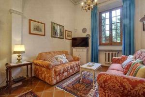 A seating area at Santa croce elegant with garage