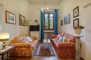 A seating area at Santa croce elegant with garage