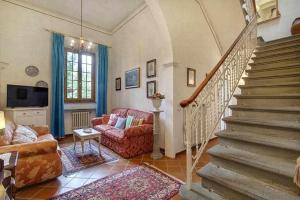 un soggiorno con scala e divano di Santa croce elegant with garage a Firenze