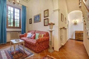 A seating area at Santa croce elegant with garage