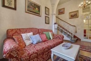 A seating area at Santa croce elegant with garage