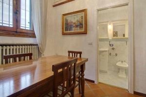 Camera con tavolo e bagno con servizi igienici. di Santa croce elegant with garage a Firenze