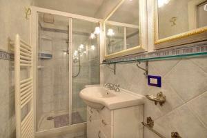 A bathroom at Santa croce elegant with garage