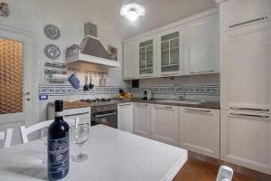 A kitchen or kitchenette at Santa croce elegant with garage