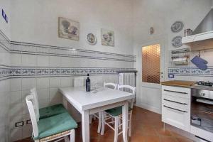 A kitchen or kitchenette at Santa croce elegant with garage