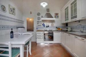 A kitchen or kitchenette at Santa croce elegant with garage