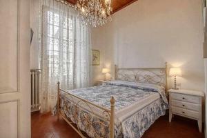 una camera con letto e lampadario a braccio di Santa croce elegant with garage a Firenze