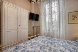 A bed or beds in a room at Santa croce elegant with garage