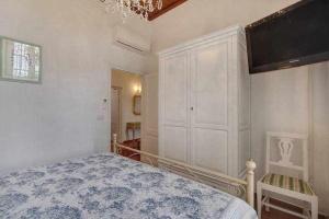 A bed or beds in a room at Santa croce elegant with garage