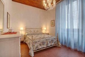 A bed or beds in a room at Santa croce elegant with garage