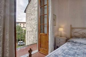A bed or beds in a room at Santa croce elegant with garage