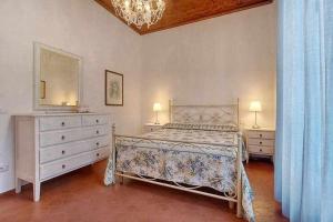 A bed or beds in a room at Santa croce elegant with garage
