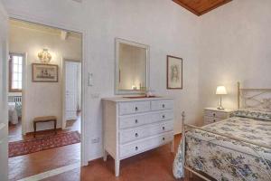 A bed or beds in a room at Santa croce elegant with garage