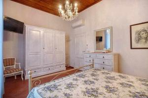 A bed or beds in a room at Santa croce elegant with garage