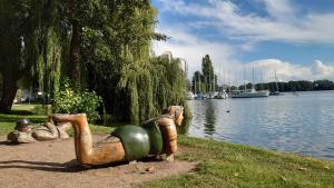 eine Statue einer Person, die in der Nähe eines Wasserkörpers auf dem Boden liegt in der Unterkunft Haltestelle - Private Zimmervermietung Röbel Müritz in Röbel