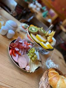 uma mesa de madeira com dois pratos de comida em Hotel Heiderose Hiddensee em Neuendorf