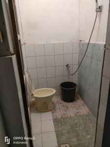沙璜CHEAPEST Bungalow AC ROOM的一间带卫生间和黑色桶的浴室