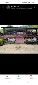 沙璜CHEAPEST Bungalow AC ROOM的一本商店的图片,有广告