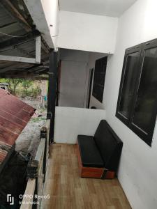 沙璜CHEAPEST Bungalow AC ROOM的一间铺有木地板并配有椅子的客房