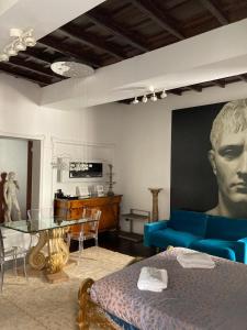 sala de estar con sofá y mesa en D.R.Rome Spanish Luxury Suites en Roma